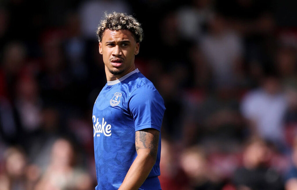 Everton Defender Dixon Joins Stockport on Loan