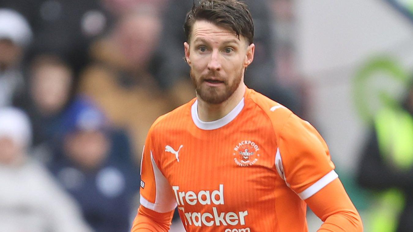 Doncaster Re-Sign Full-Back Husband on New Deal