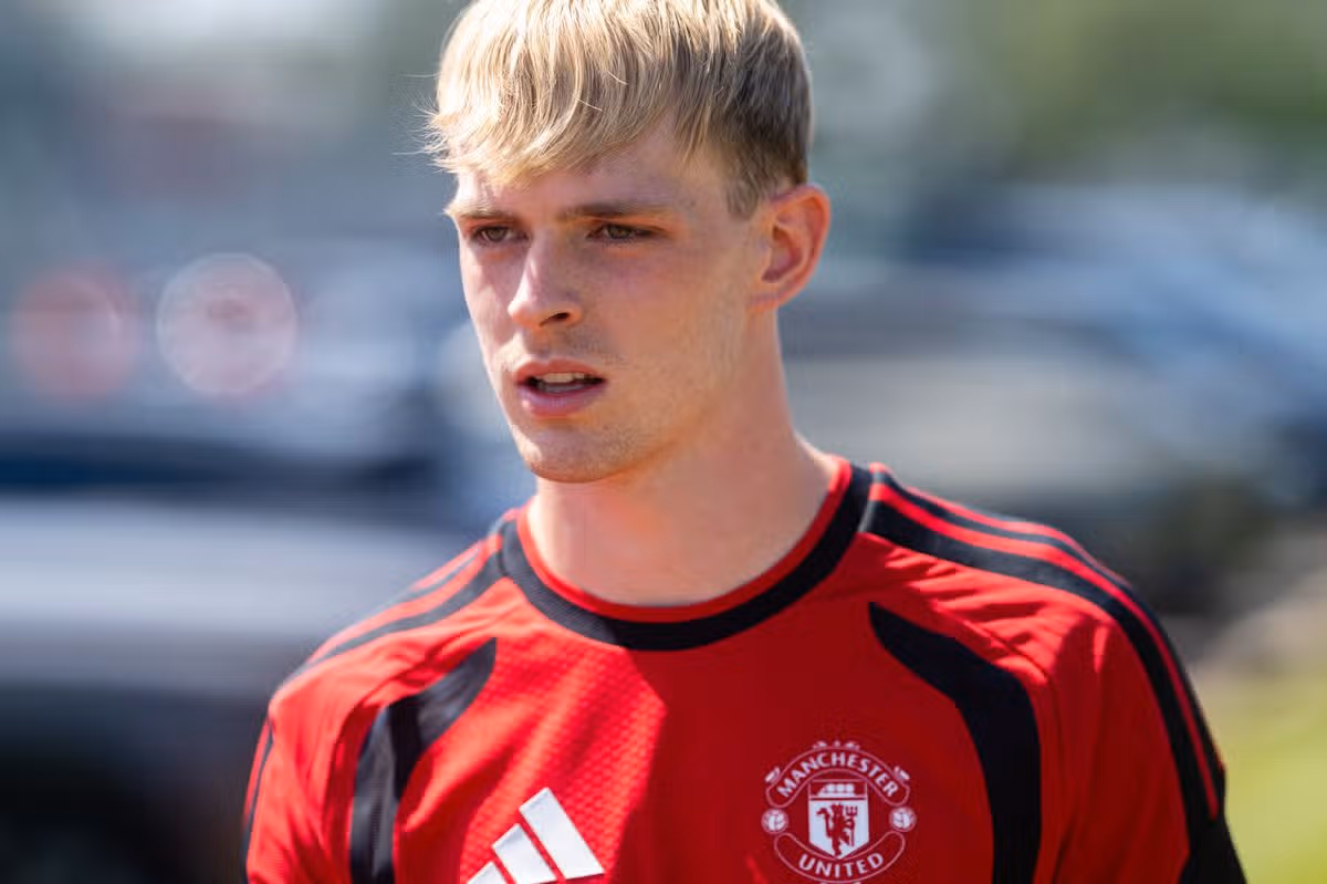 West Brom Add Manchester United Midfielder Collyer